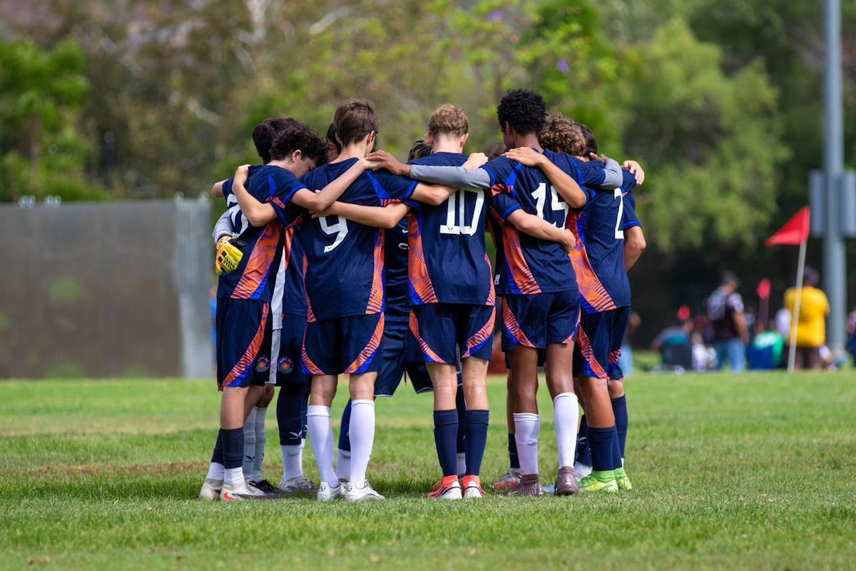 円陣を組む少年サッカーチーム