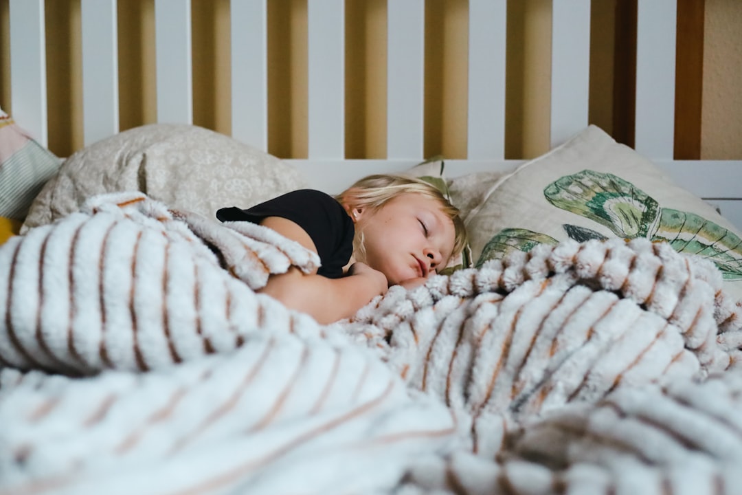 しっかり睡眠をとってコンディションを整える子供