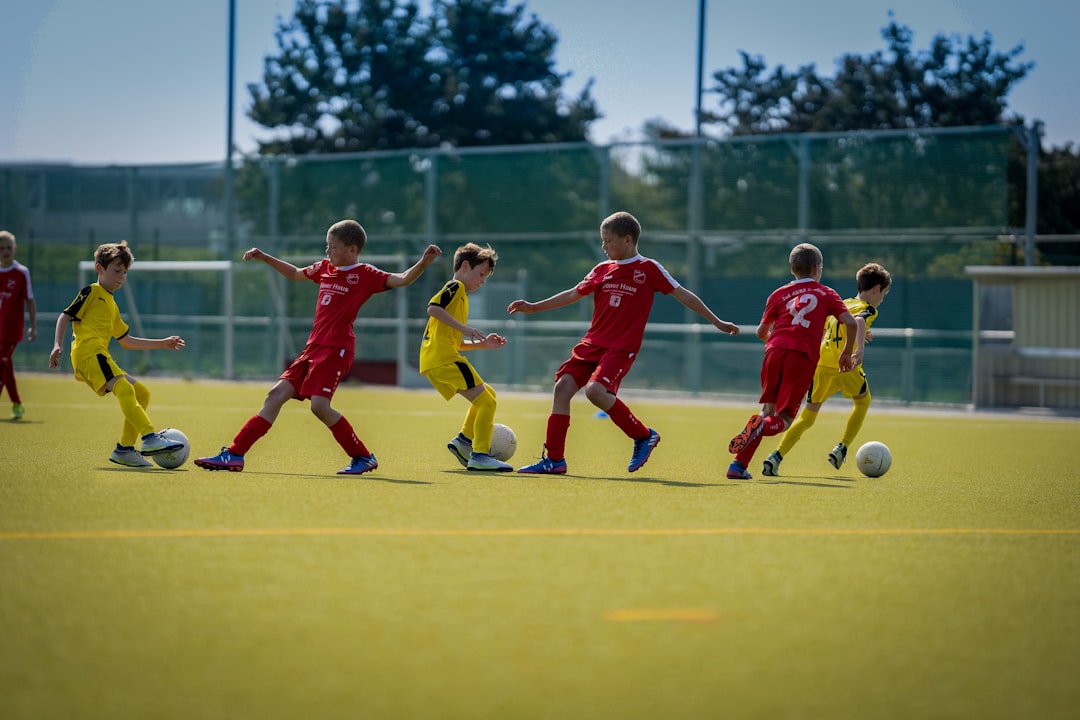 中学でスポーツを続ける子どもたち（部活とクラブチームの選び方）