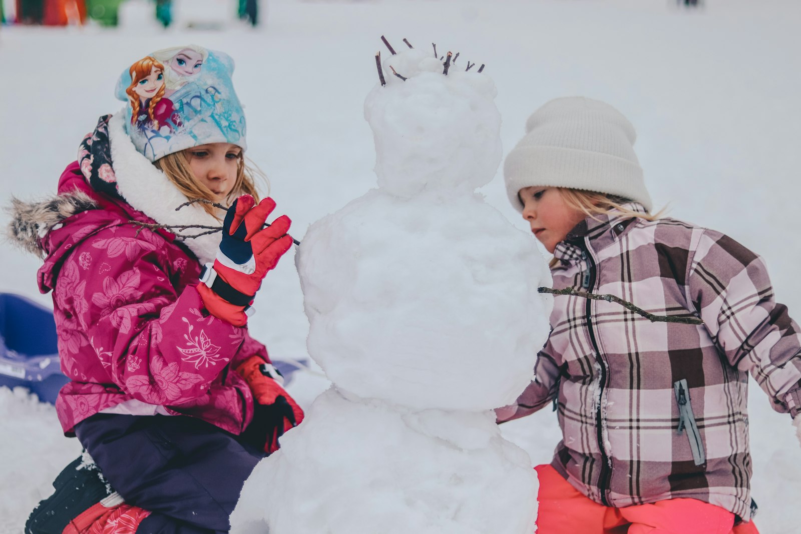 冬休みに雪の中で遊ぶ子供たち
