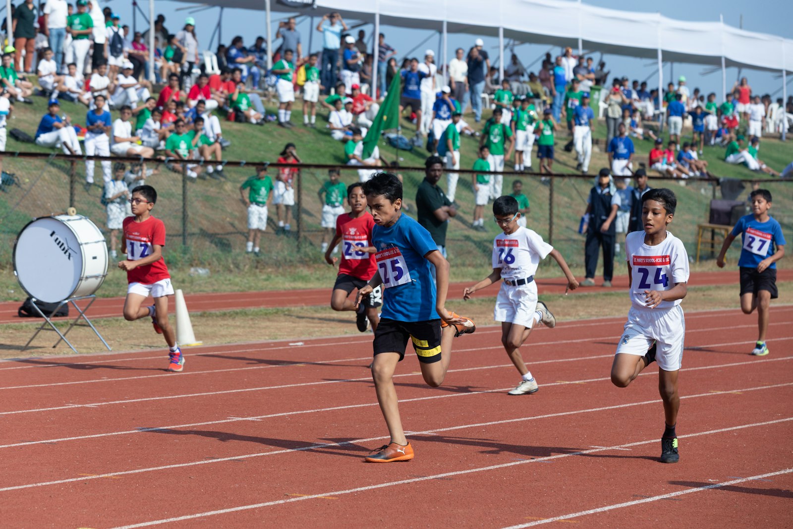 学校行事とスポーツの両立｜運動会で走る小学生