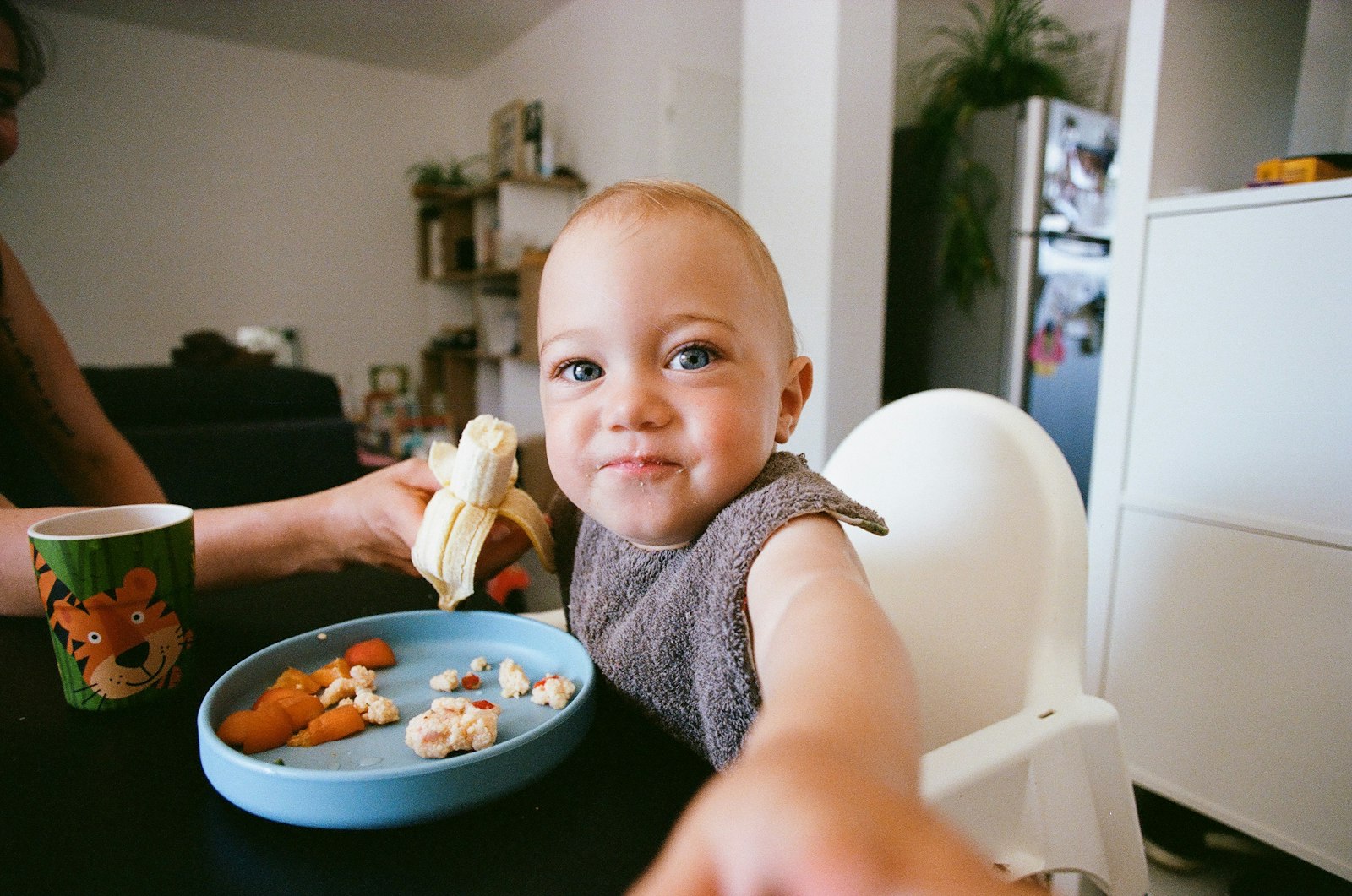 補食のバナナを食べる子供