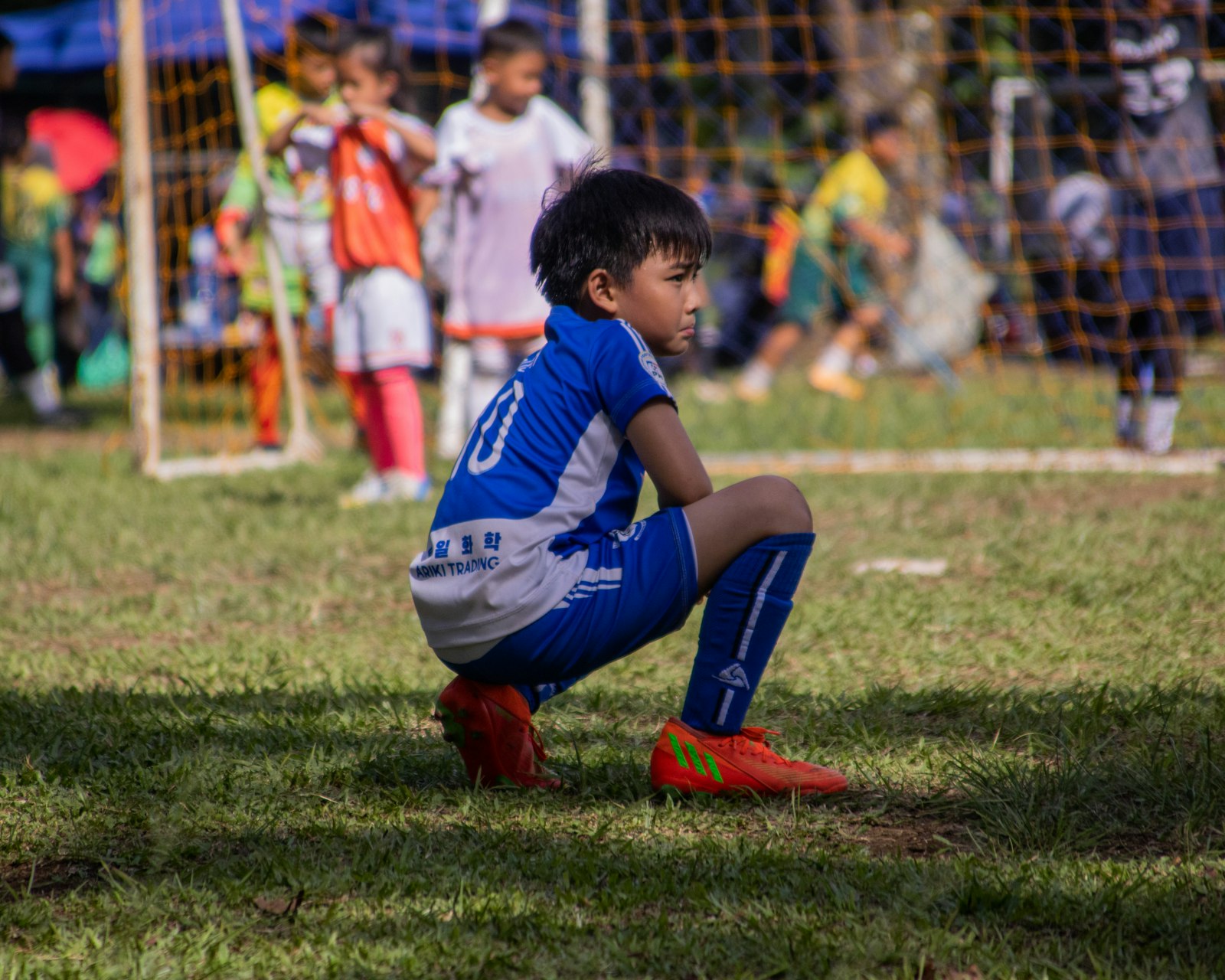 試合中にうつむいて座り込む少年｜勝つほど怖いと感じる子供のプレッシャー