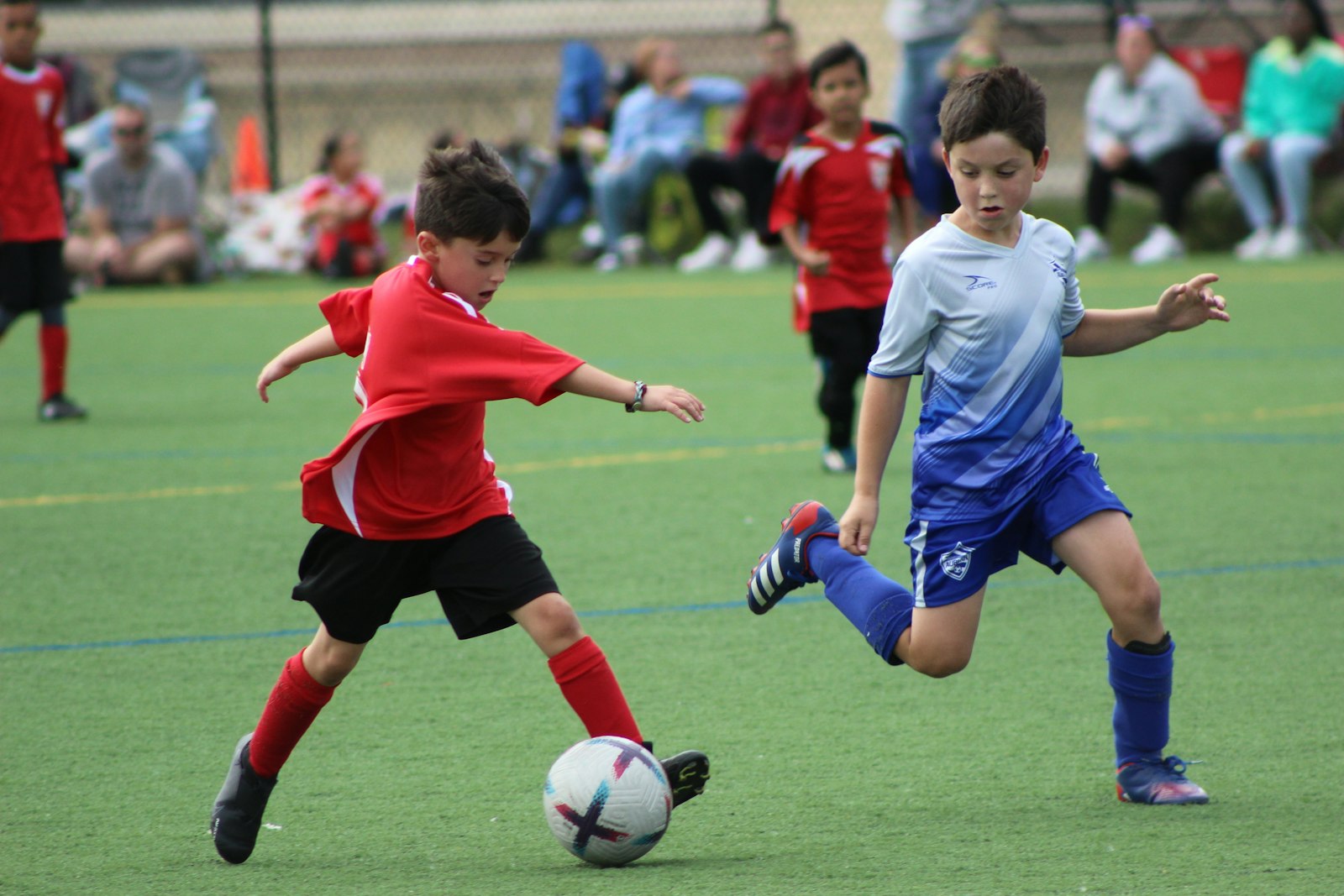 試合でボールを追う小学生たち｜連勝中のプレッシャーと攻めの気持ち