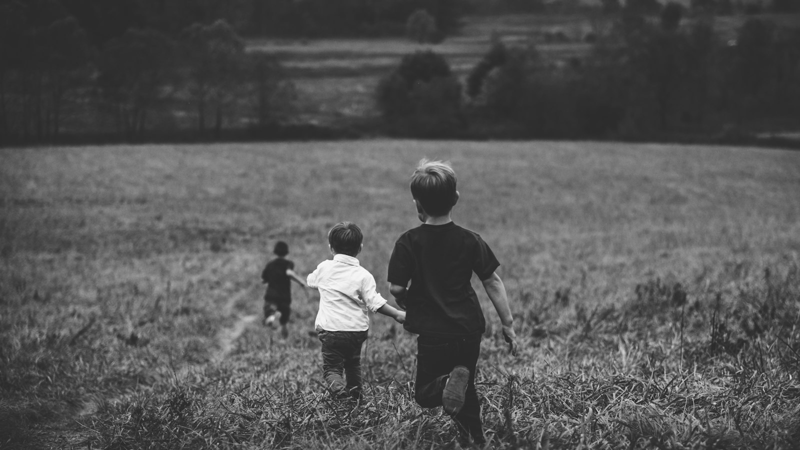 秋の持久走練習で走る子供たち|かかと・すねの痛みに注意 秋の持久走練習で走る子供たち|かかと・すねの痛みに注意