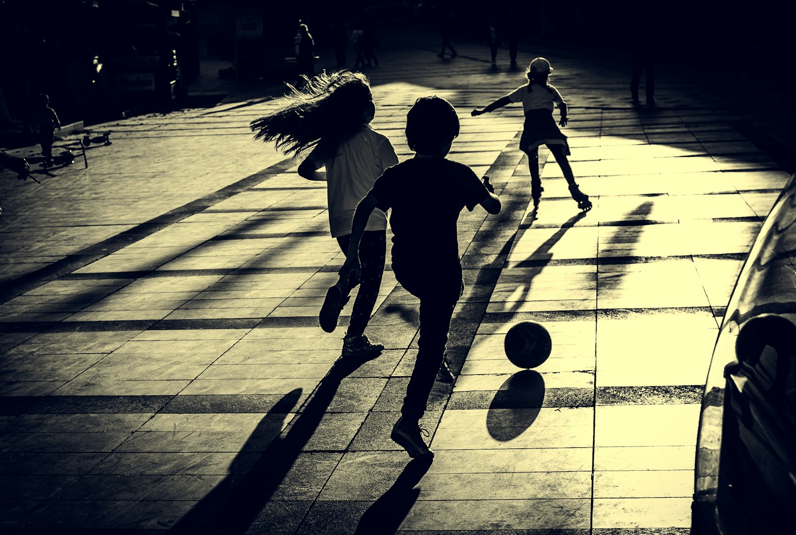 違う競技をやりたいと言い出した子供（サッカーをする小学生）