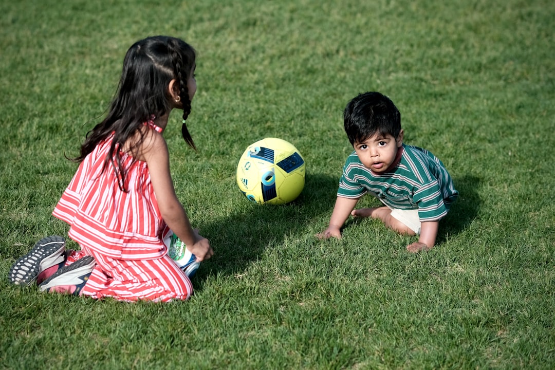 楽しそうにサッカーをする子供たち