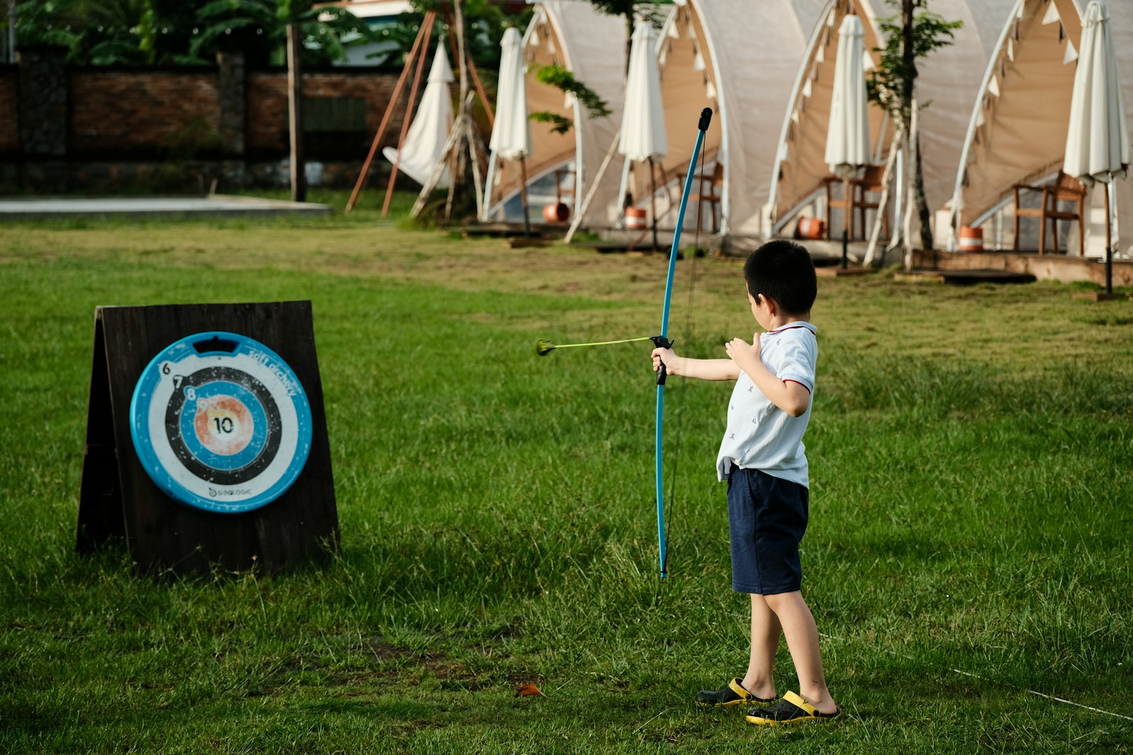 狙いを定める競技で構える子供