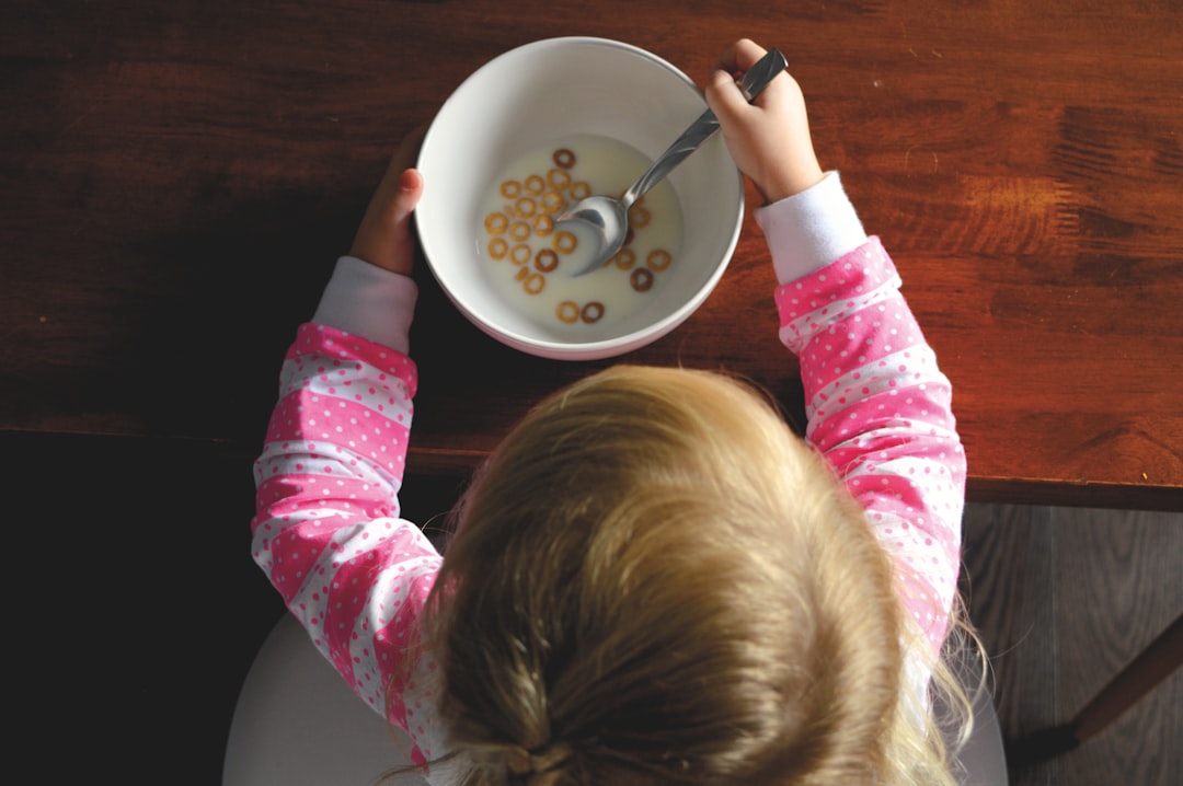 朝ごはんを食べる子供
