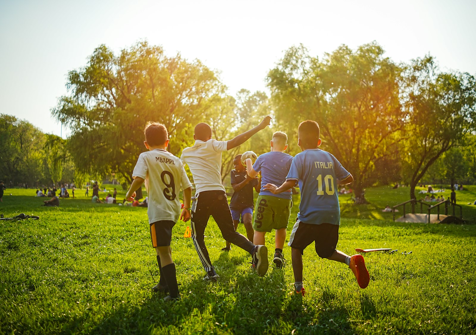 公園で友達とボール遊びをする子供たち｜遊ぶ時間がないと言う子供への親の向き合い方