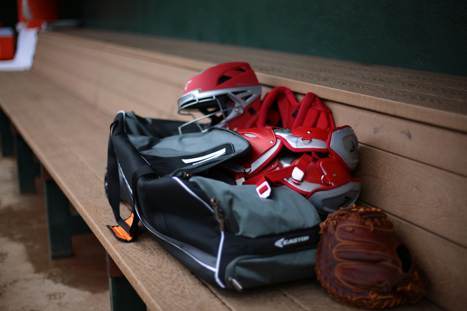 スポーツの準備を自分でしない子供｜ベンチに置かれた野球道具