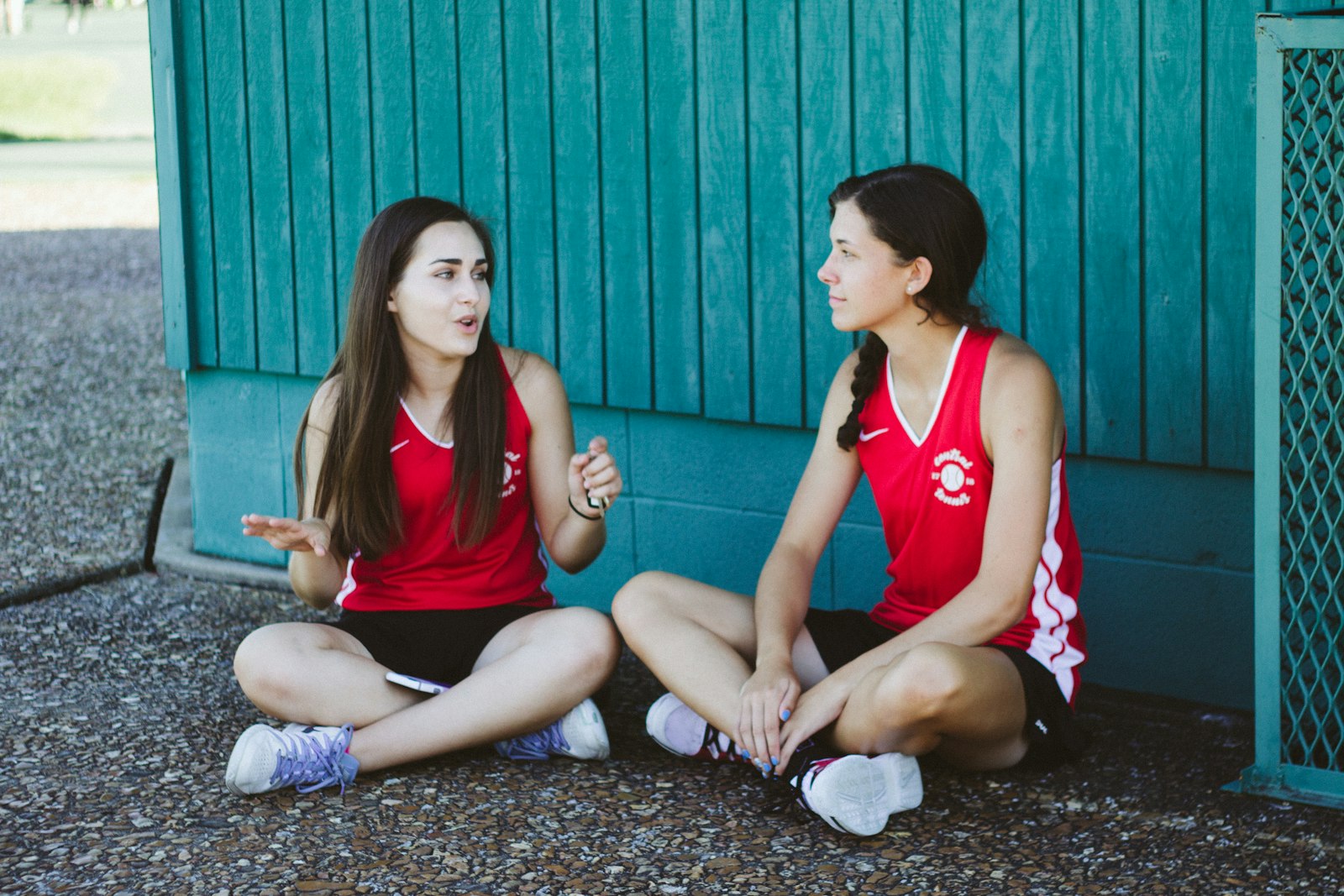 親子でスポーツの目標について話し合う様子