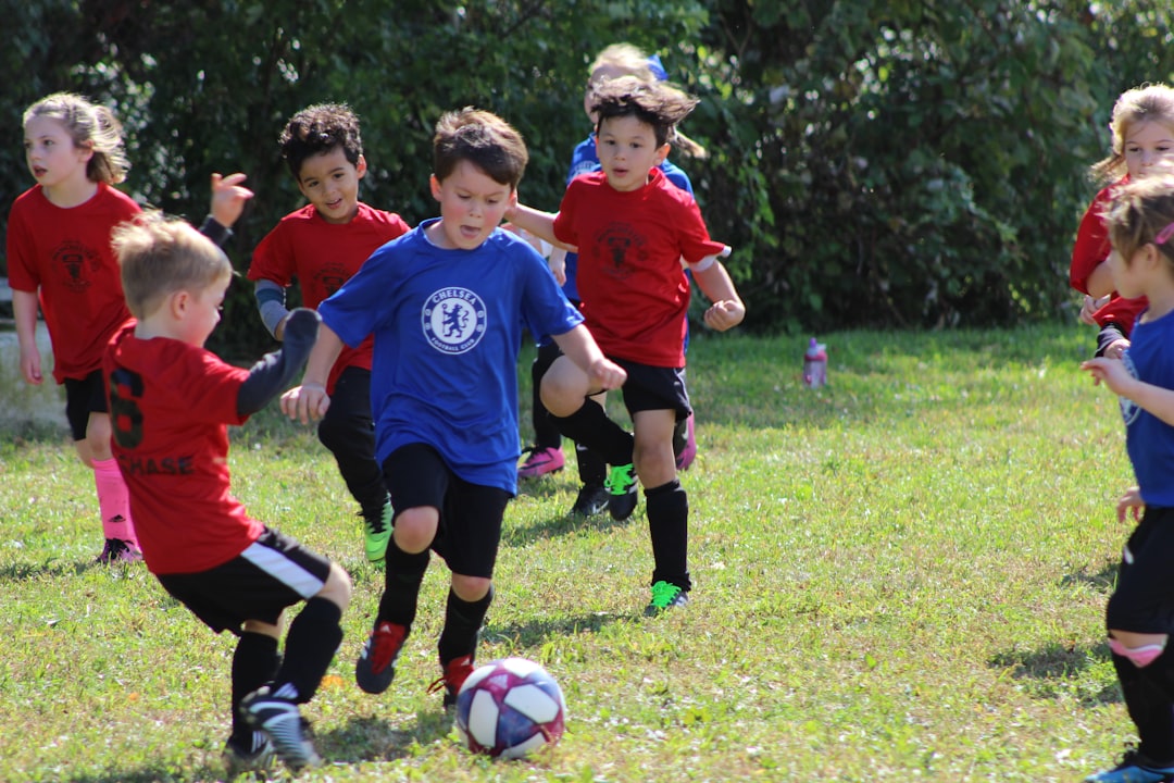 サッカーをする小学生アスリートと親の声かけ