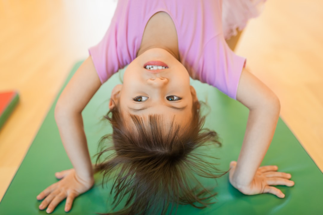 マットの上でストレッチをする子供