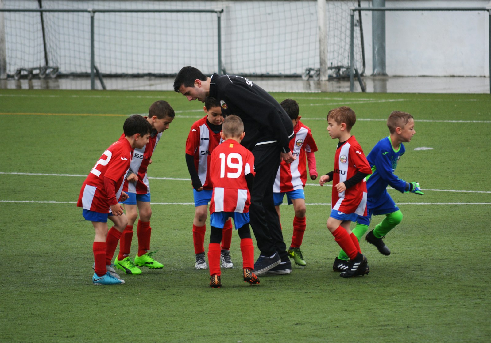 スポーツチームで練習する小学生たち