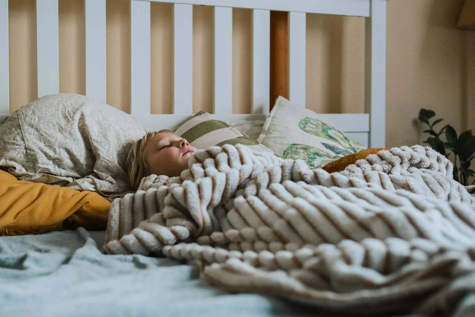 休ませるべき疲れのサインを見分けて、ぐっすり眠る子供