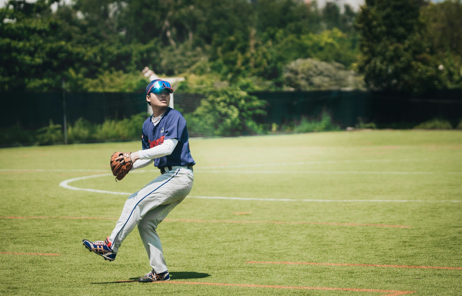 ボールを投げようとする小学生の野球選手