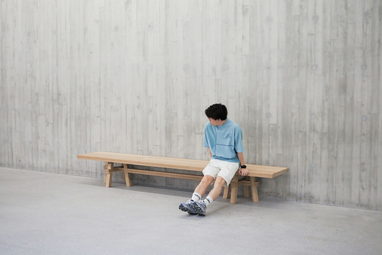 後輩に抜かれてベンチで落ち込む子供 後輩に抜かれてベンチで落ち込む子供