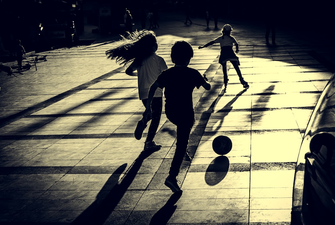 きょうだいでスポーツをする子供