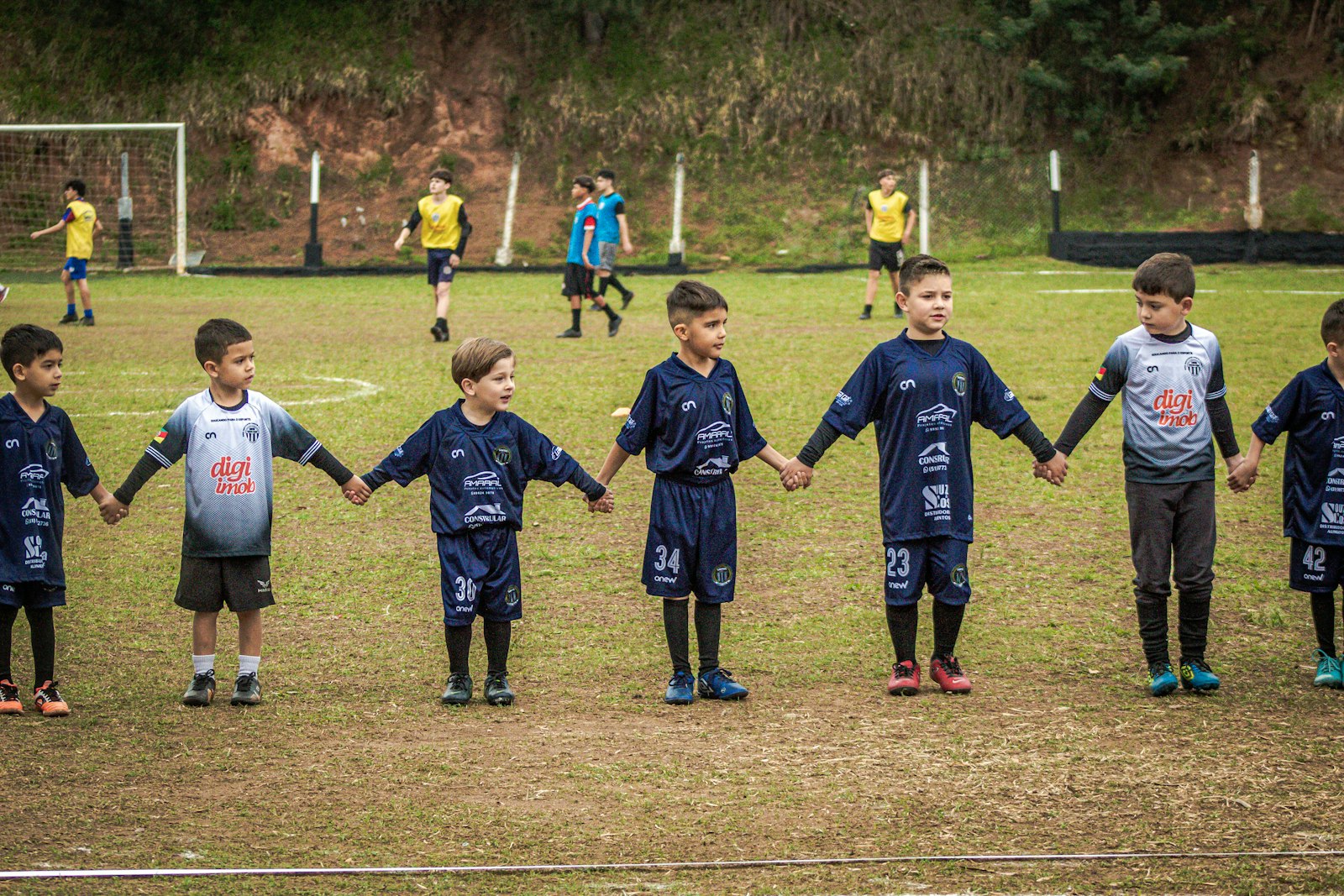 強豪チームと地元チームのどちらを選ぶか迷う小学生アスリートの親