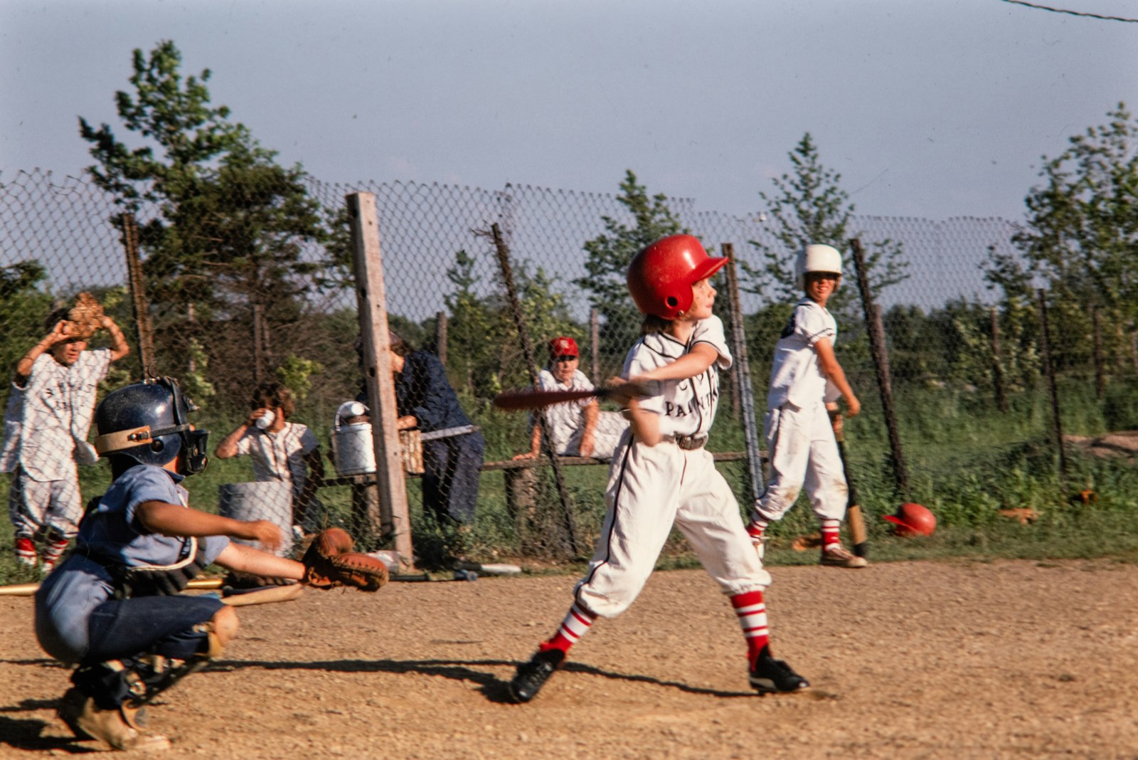 夏の大会で試合をする小学生