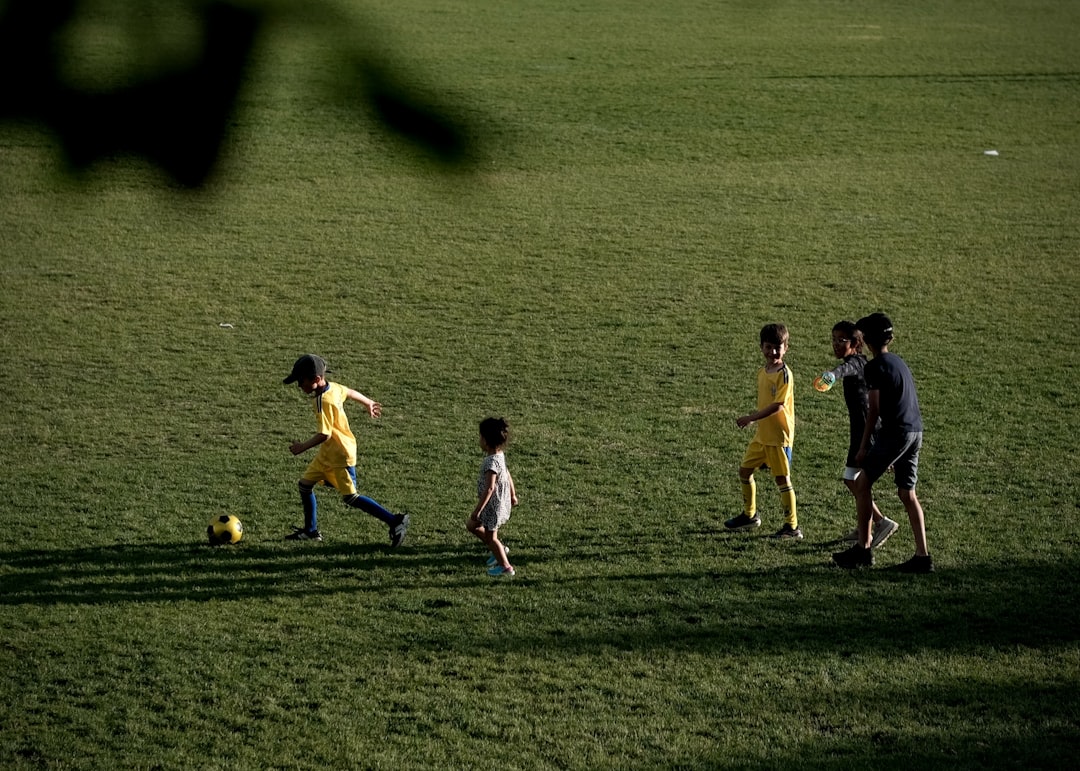 サッカーの練習に真剣に取り組む小学生