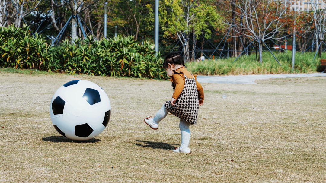 公園でサッカーの練習をする子供