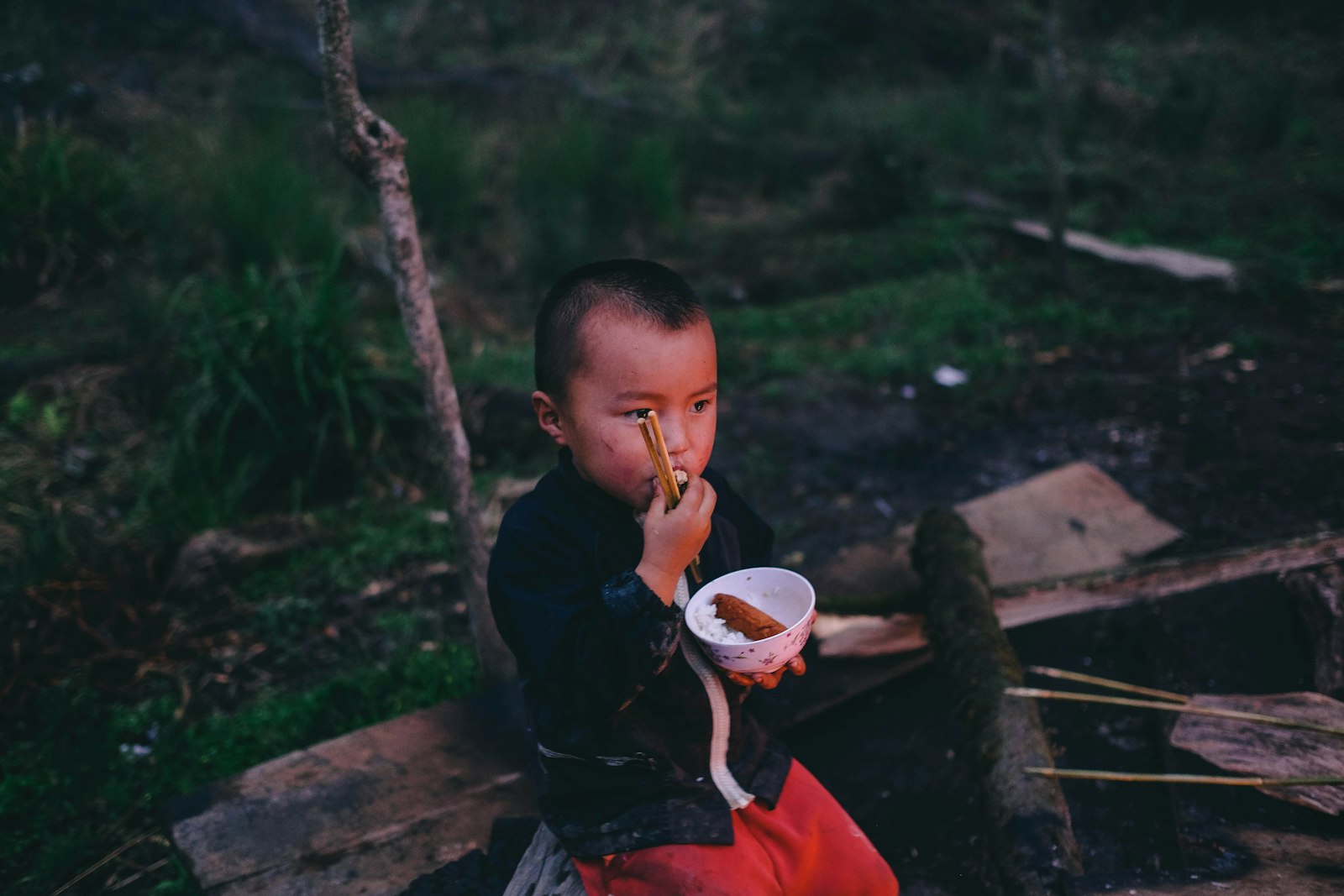 試合前の子供の食事 試合前にごはんを食べる子供