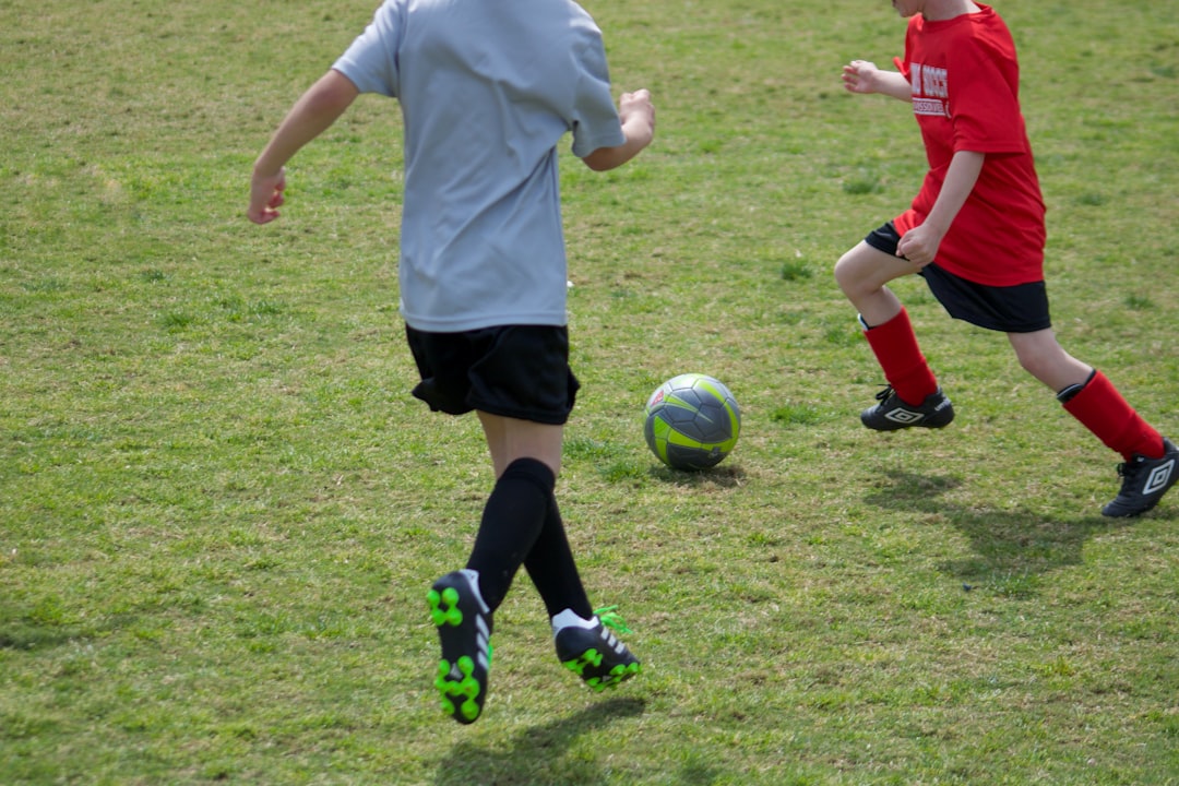 子供のサッカーを見守る親