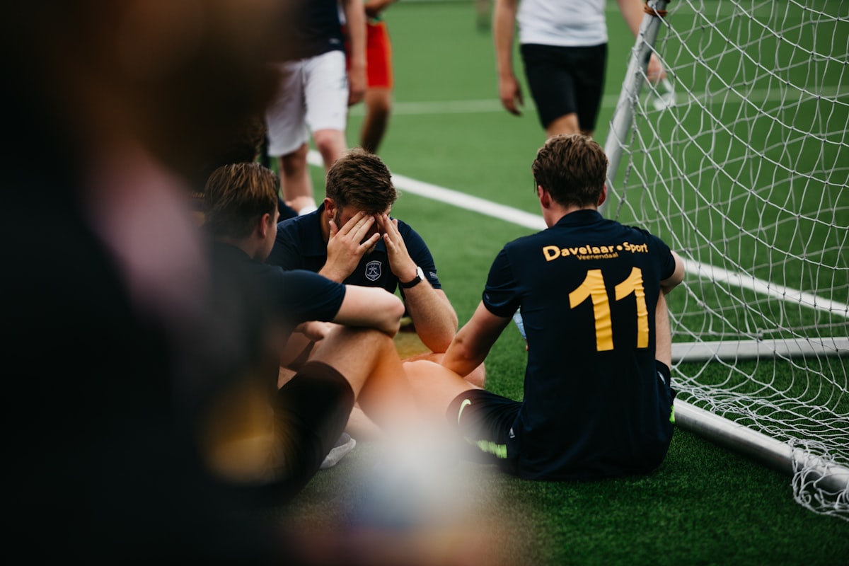 子供のスポーツを落ち着いて見守る親