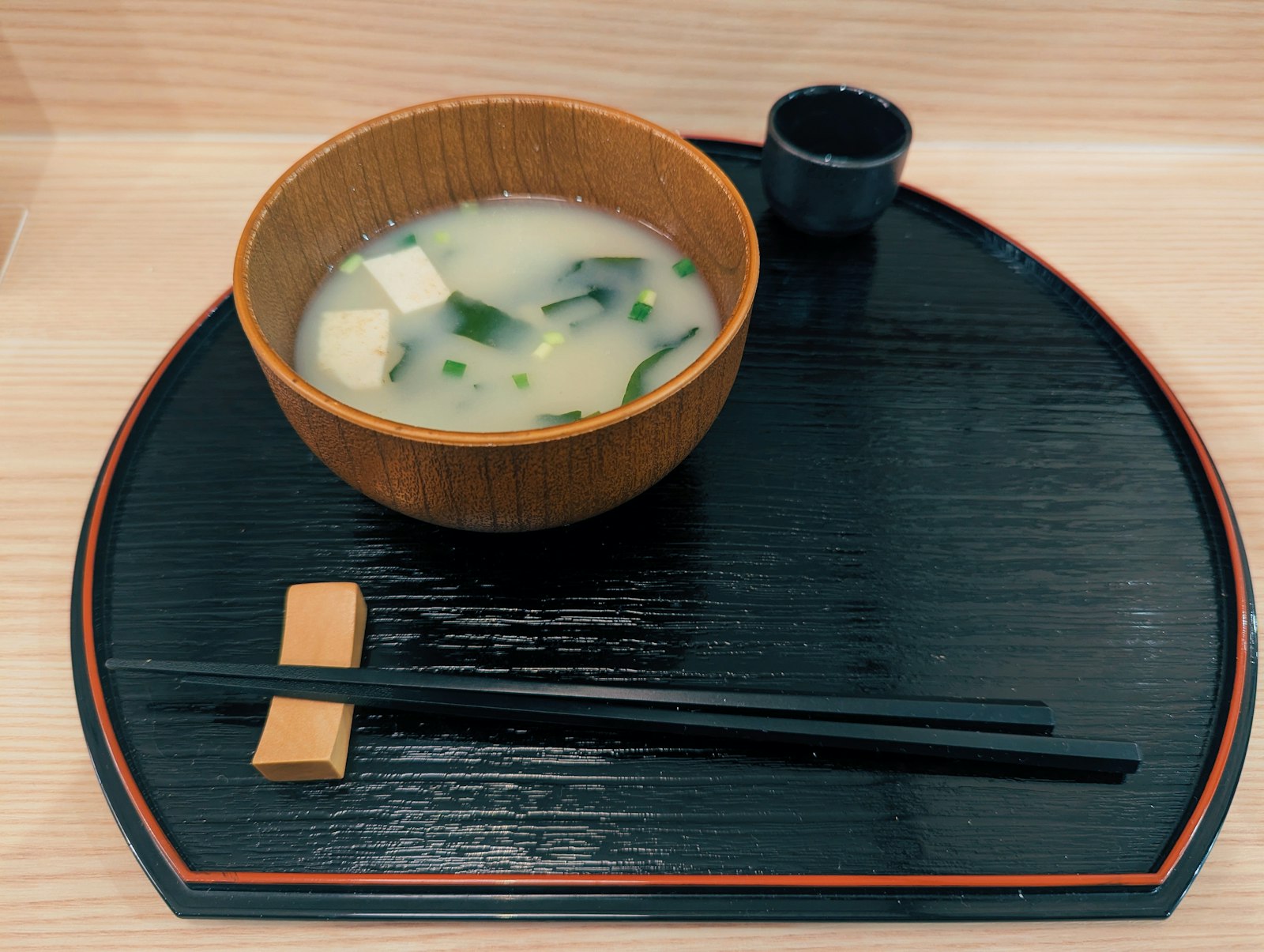 寝る前の夜食に向く豆腐とわかめの味噌汁
