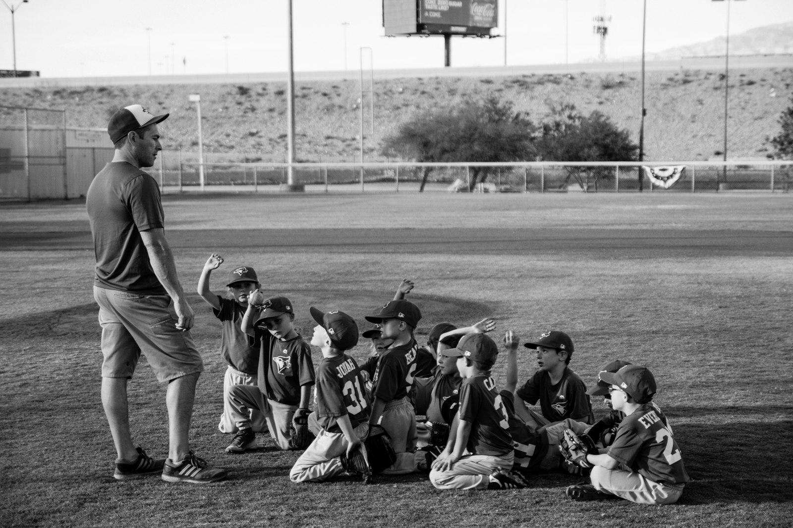 sports-oya-coach-fuman-team コーチの前に並ぶ少年スポーツチームの子どもたち