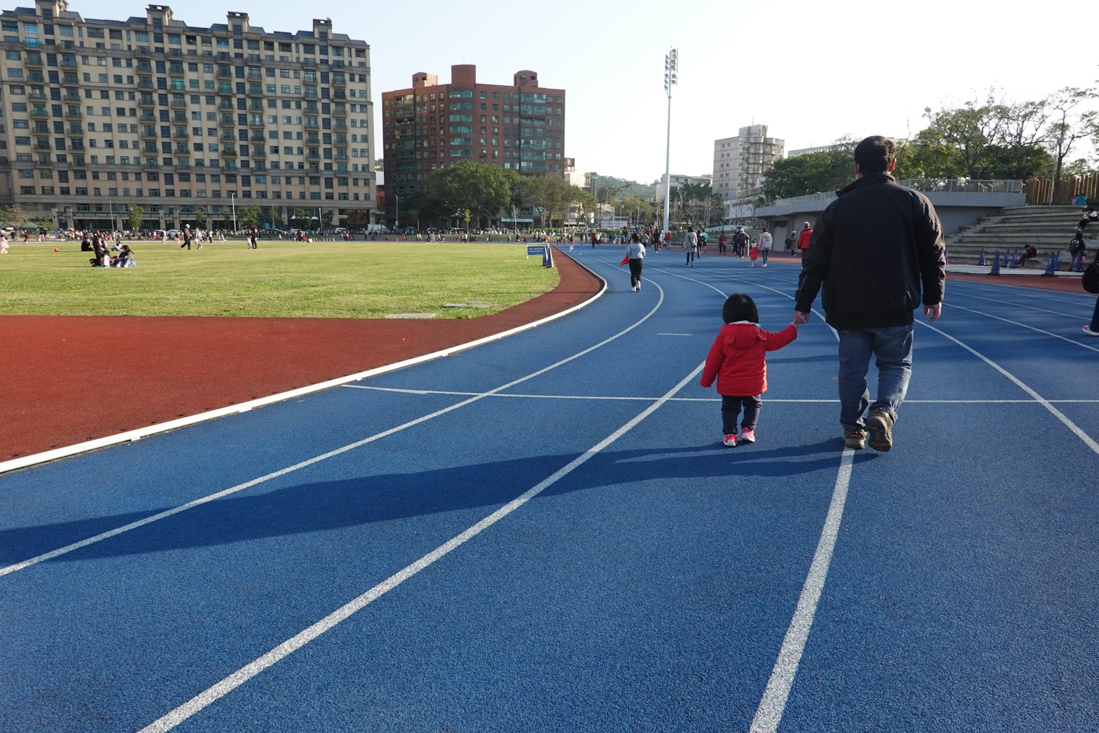 ケガで大会に出られない子供と一緒に歩く親