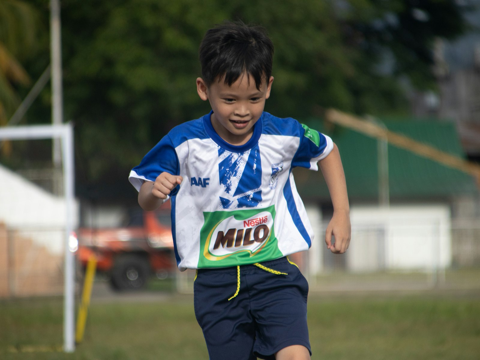 校庭を走る小学生