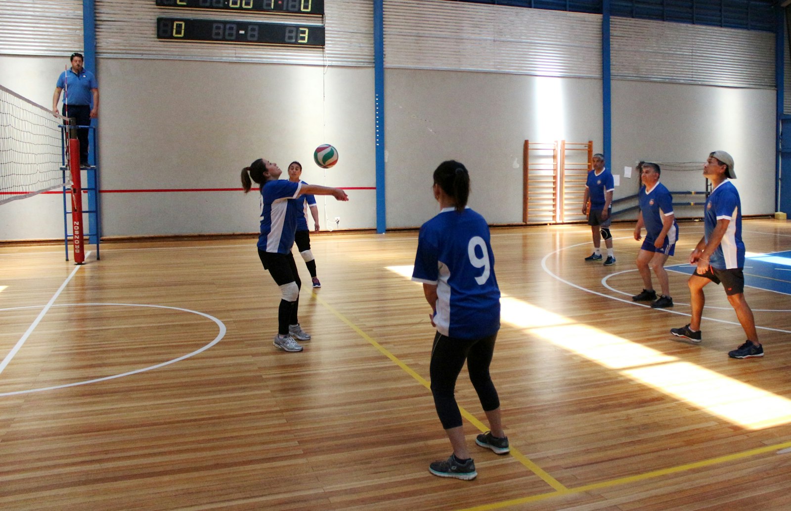 体育館でバレーボールの試合をする選手たち｜リベロの子の親ができること